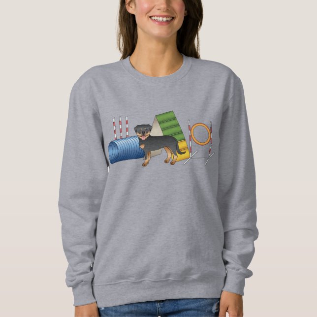 Svart och Tan Rottweiler med agilityutrustning T Shirt (Framsida)