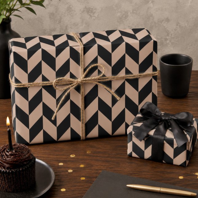 Svart och tanfärgad herringbone-inslagspapper presentpapper (Skapare uppladdad)