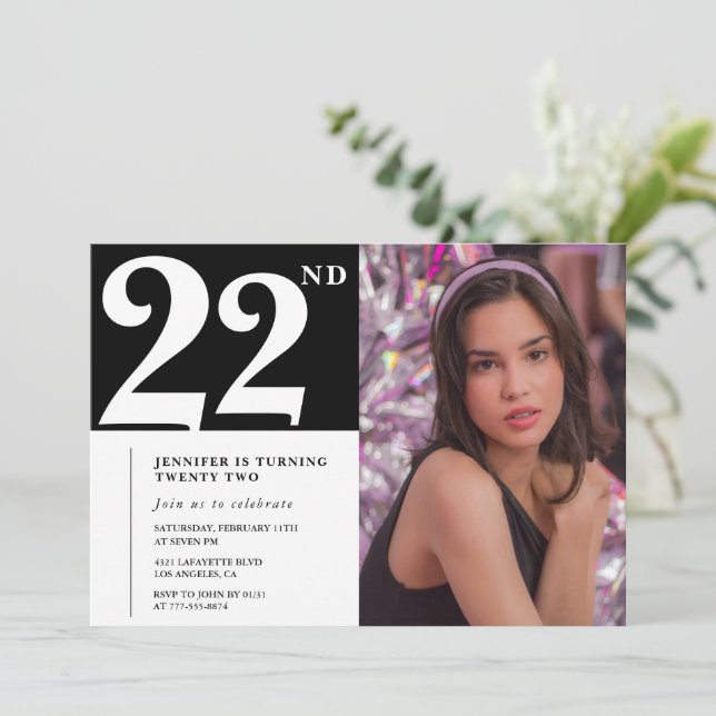 Svart och vit 22-års födelsedagsinbjudan Tjej Inbjudningar (Stående Fram)