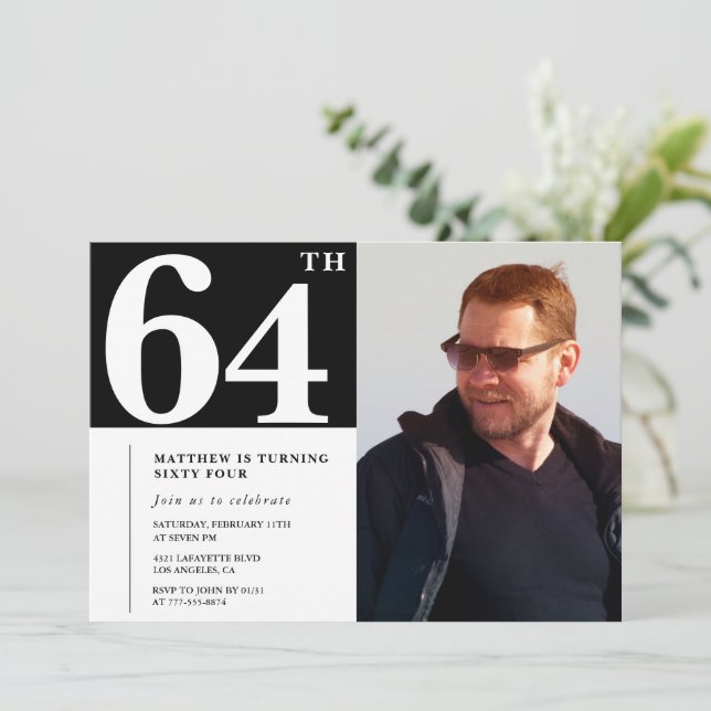 Svart och vit 64-års födelsedagsinbjudan Foto Inbjudningar (Stående Fram)