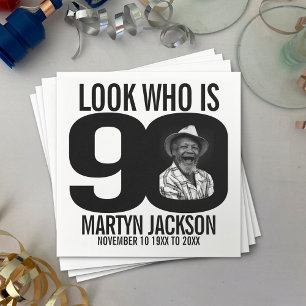 Svart och vit 90:e födelsedagsfoto, se vem som är pappersservett