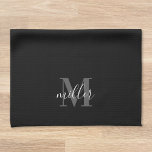 Svart och vit anpassad familjenamnmonogram kökshandduk<br><div class="desc">Specialdesignad modern svart kökshandtork med personligt familjenamnmonogram i modern handskrift.</div>