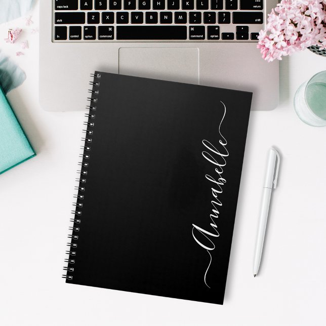 Svart och vit Anpassad Namn Anteckningsbok (Modern black personalized notebook.  Customize with your first name in elegant script typography)