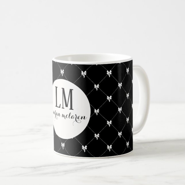 Svart och vit båge monogram i skrivstil kaffemugg (Framsida höger)