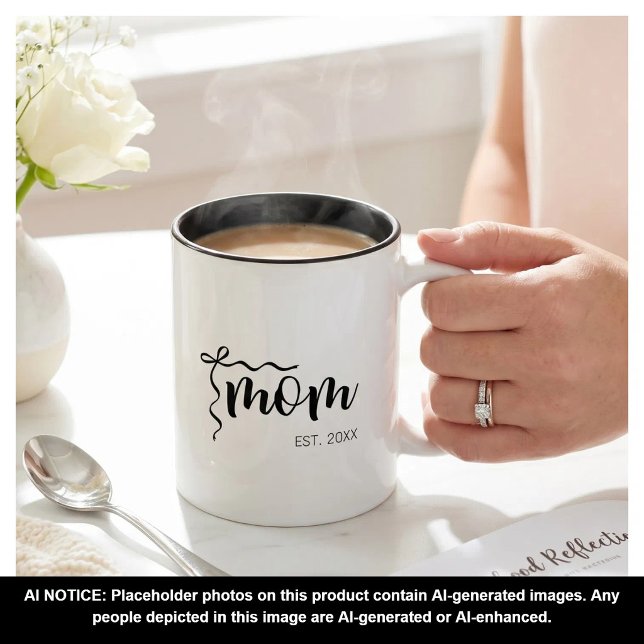 Svart och vit båge skript Mamma Est. Elegant Två-Tonad Mugg (Skapare uppladdad)