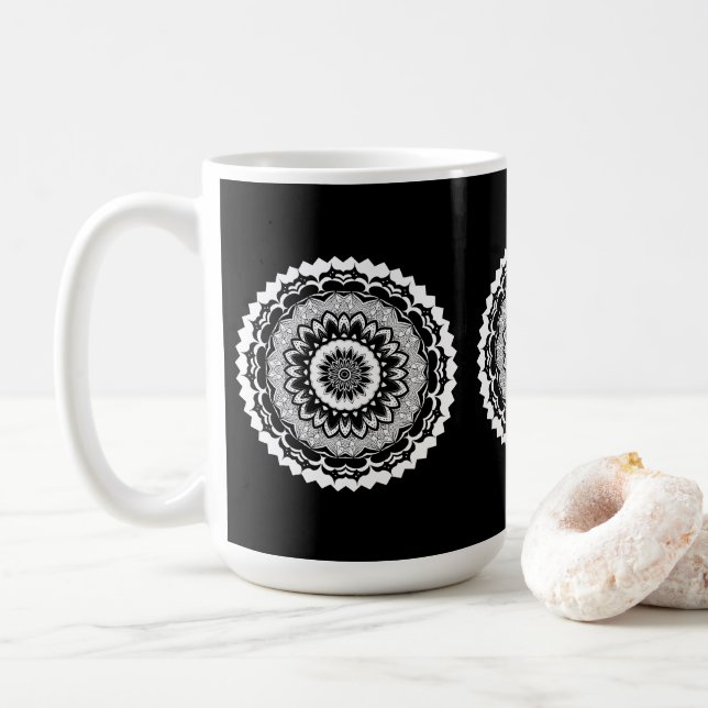 Svart Och Vit Blommig Mandala Mugg (Med munk)