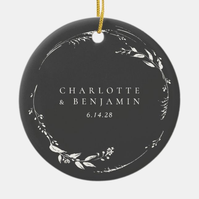 Svart och vit blomsterkrans Monogramnamn  Julgransprydnad Keramik (Framsidan)
