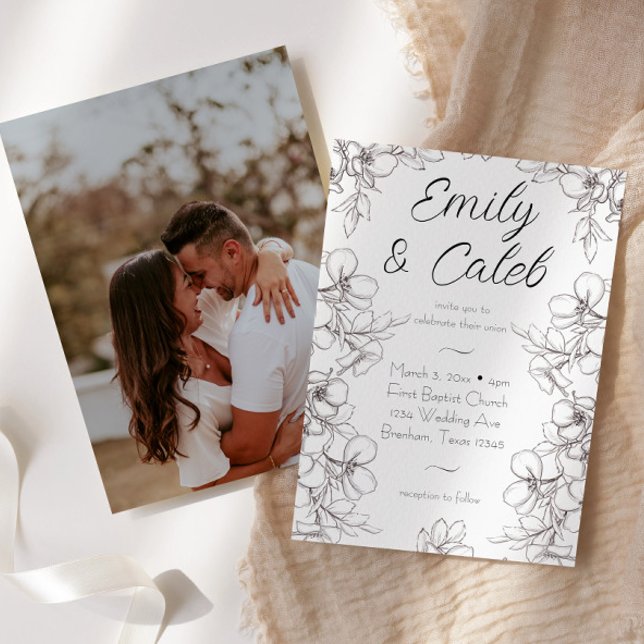 Svart och vit blomsterram Bröllopsfoto Inbjudningar (Black and white floral frame drawn line art with photo back script cursive writing wedding invite)