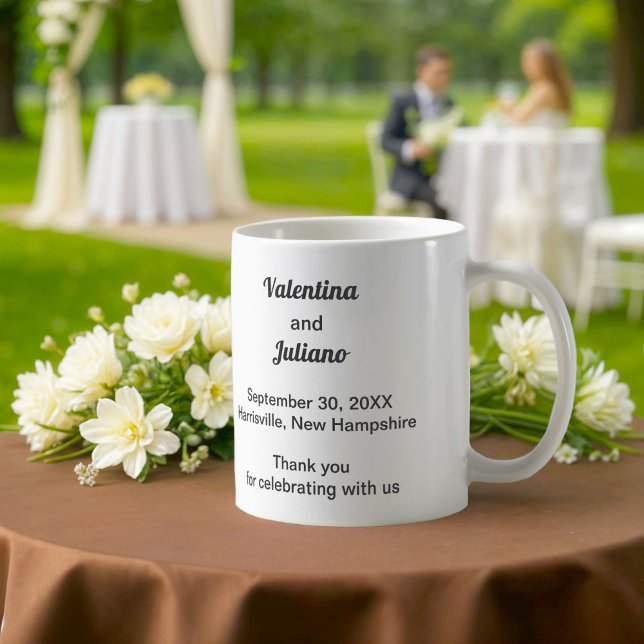 Svart och vit bröllopsmugg kaffemugg (Typography style black and white wedding mug)