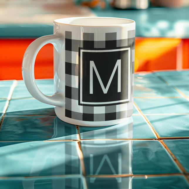 Svart och vit Buffalo-rutig med monogram Kaffemugg (Black and White Buffalo Plaid Monogrammed Coffee Mug)