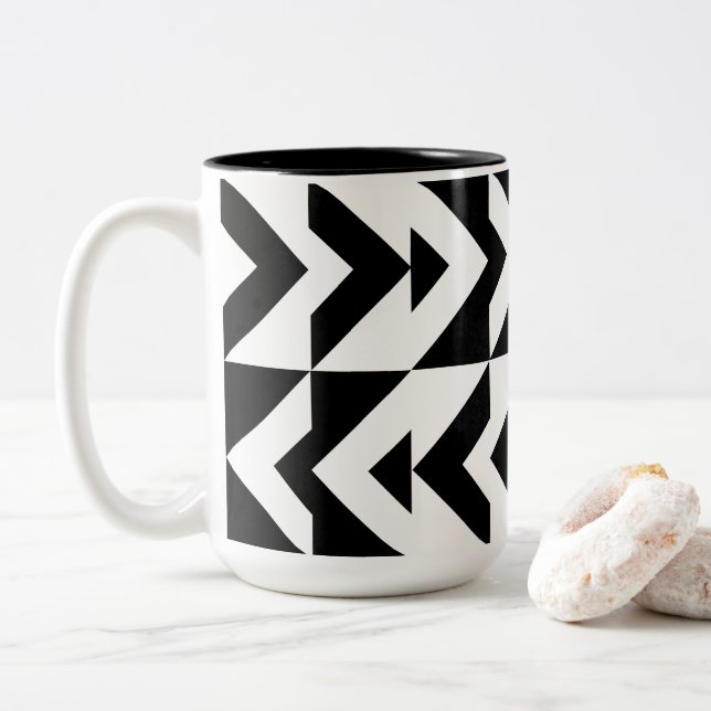 Svart och vit chevron geometrisk mönster Två-Tonad mugg (Med munk)