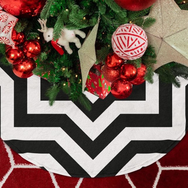 Svart och vit chevron julgransmatta borstad polyester (Black and White Chevron Brushed Polyester Tree Skirt)