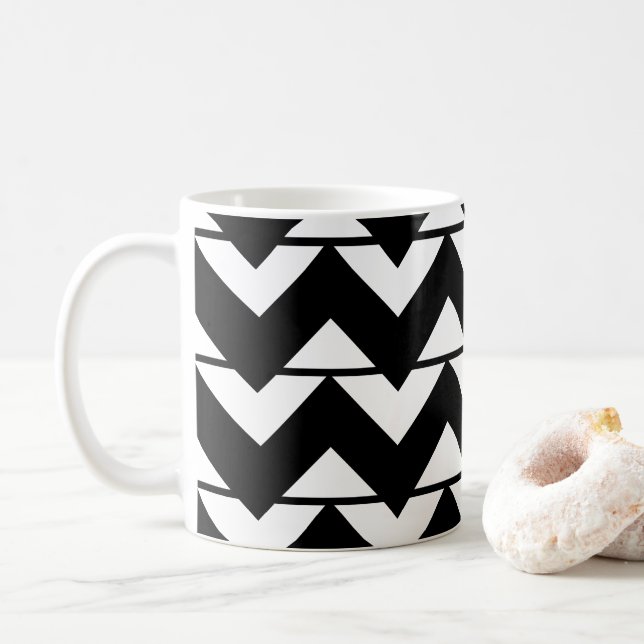 Svart och vit chevron-randig sicksack-mönster kaffemugg (Med munk)