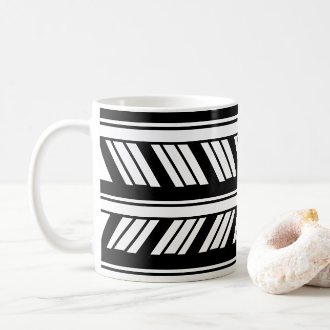 Svart och vit chevron-randigt mönster  kaffemugg (Med munk)