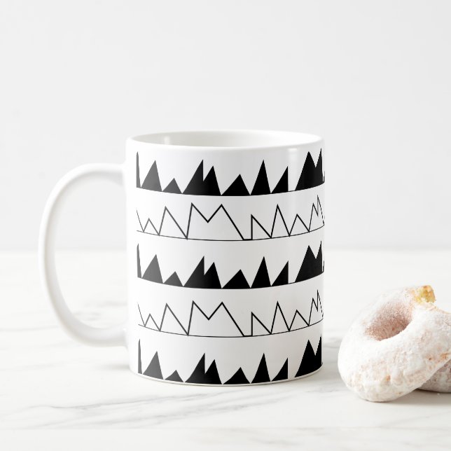 Svart och vit chevron-randigt mönster   kaffemugg (Med munk)