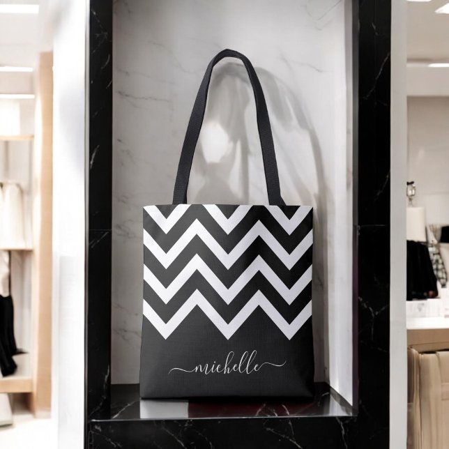 Svart och vit Chevrons med Monogram Tygkasse (Personalize this custom tote with your name.)