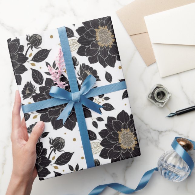Svart och vit Dahlia med guldbelysningar Mönster Presentpapper (Gifting)