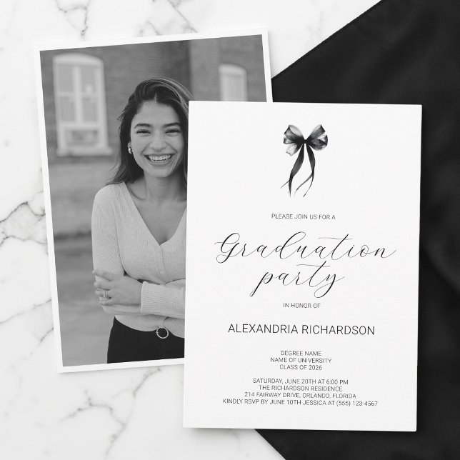 Svart och Vit Elegant Båge Foto Examen Fest Inbjudningar (Black and White Elegant Bow Photo Graduation Party Invitation)