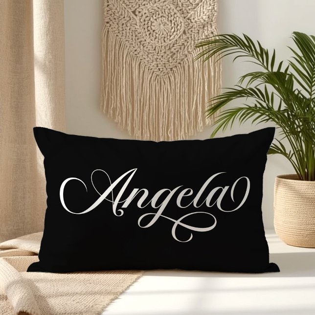 Svart och Vit Elegant Bokstavsdesign Angela Lumbarkudde (Black and White Elegant Lettering Angela Lumbar Pillow)