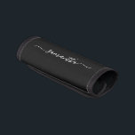 Svart och vit Elegant Namnteckning Namn Handtagsskydd<br><div class="desc">Skapa din egen personlig eller monogrammets bagagehandtag för radbyte till dina brudgummar. Anpassa storleka eller färg i det moderna eleganten för att byta handskrivet calligrafskript. Ändra den svarta bakgrundstexten färg eller vit färger och skugga så att den matchar bröllop-paletten.</div>