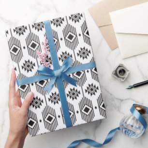 Svart och vit etnisk ikat geometric mönster presentpapper