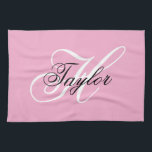 Svart och vit fint monogram rosa kökshandduk<br><div class="desc">Anpassa den moderna handskrivna stilen för att skapa en egen fin present till henne.
Lägg till ett monogram initial och namn för att skapa en kombination av förnamnsinitial med fin klassisk kalligrafi.
Du kan anpassa de rosa, svarta och vita färgerna i denna design.</div>
