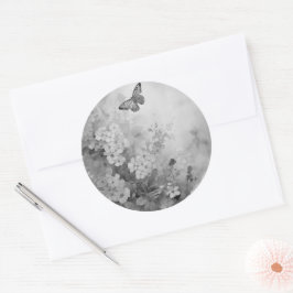 Svart och vit fjäril runt klistermärke