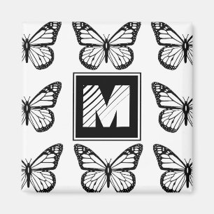 Svart och vit fjärilsmönster med monogram magnet