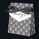 Svart och vit geometrisk tacksamtgåva låda presentaskar<br><div class="desc">Klassisk svart och vit presentlåda. Läst Tacksam. Perfekt för svart-vita mono-tema bröllop,  svartklädda evenemang och andra firanden. Designad av Sarah Trett.</div>