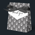 Svart och vit geometrisk tacksamtgåva låda presentaskar<br><div class="desc">Klassisk svart och vit presentlåda. Läst Tacksam. Perfekt för svart och vita mono-tema bröllop,  svartklädda evenemang och andra firanden. Designad av Sarah Trett.</div>