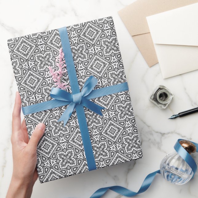Svart och vit geometrisk utsmyckning av etnisk mön presentpapper (Gifting)