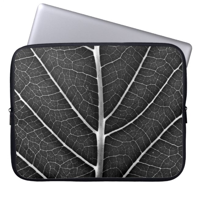 Svart och vit glödande löv nära laptop fodral (Framsidan)