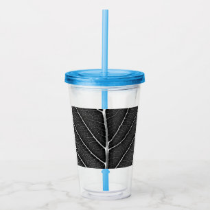 Svart och vit glödande löv nära take away mugg
