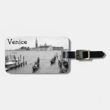 Svart och vit gondol i staden Venedig