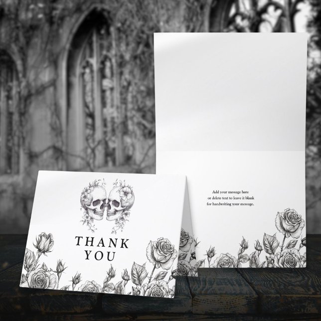 Svart Och Vit Gotisk Blommig Döskallar Bröllop Tack Kort (Black And White Gothic Floral Skulls Wedding Thank You Card)