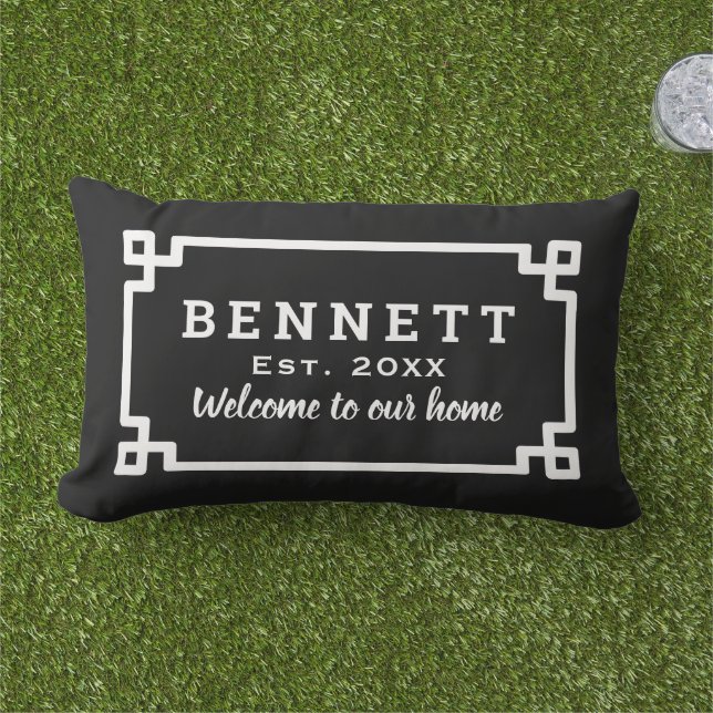 Svart och vit grekisk nyckelmonogram välkomsttext lumbarkudde (Gräs)