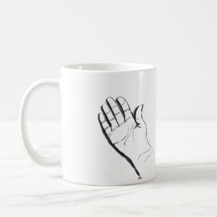 svart och vit hand på kaffemugg