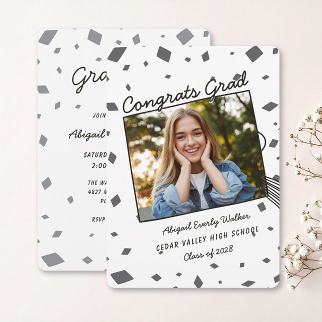Svart och Vit Handritad Klotter Exameninbjudan Inbjudningar (doodle white and black tassel and cap grad invite with photo)