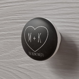 Svart och vit Hjärtmonogram Namn keramisk knopp