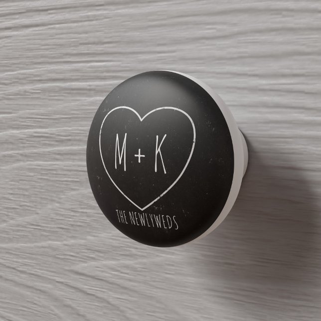 Svart och vit Hjärtmonogram Namn keramisk knopp (Add your initials to the chalkboard heart. You can add your name too)