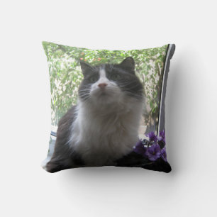 Svart och vit katt, blommor. kudde