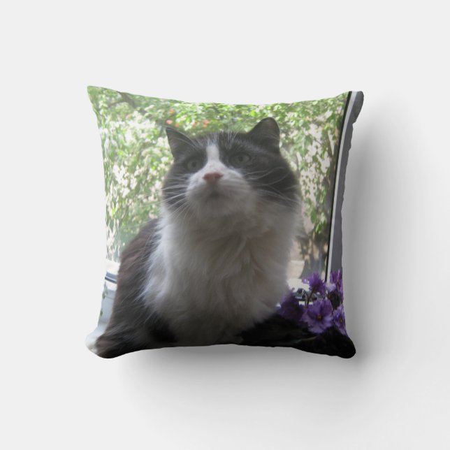 Svart och vit katt, blommor. kudde (Framsida)