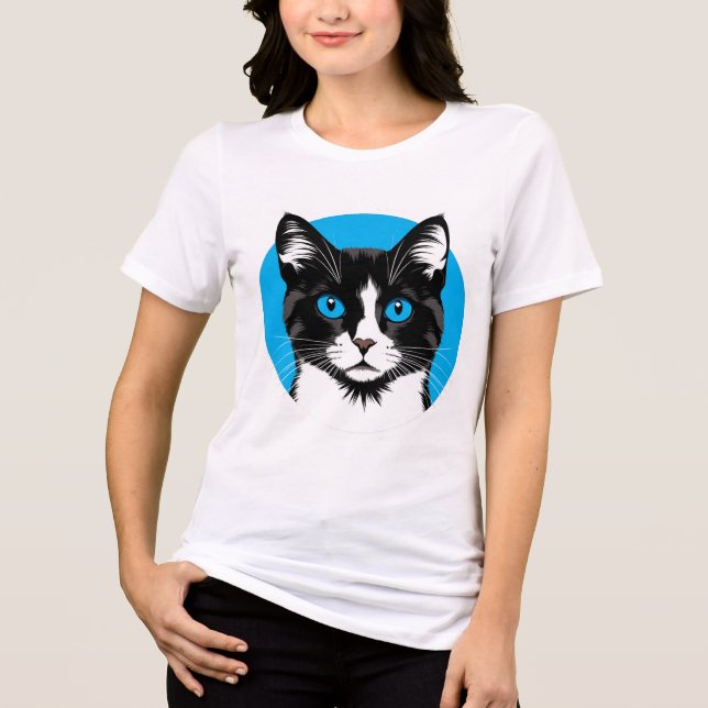 Svart och vit katt med blå ögon t shirt (Framsida)