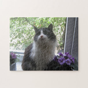 Svart och vit katt och blommor. pussel