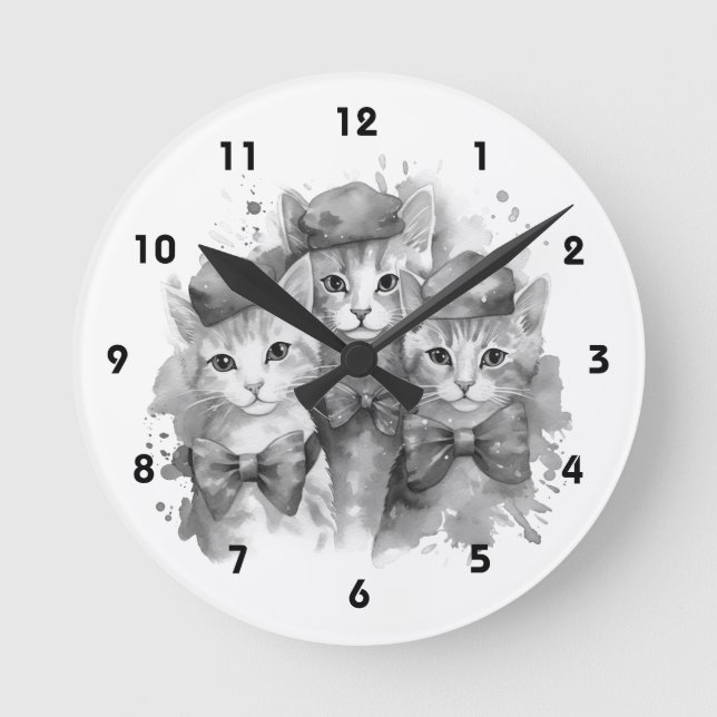 Svart och vit kattungar med knärör och hattar rund klocka (Framsida)