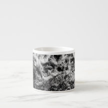 Svart och vit keramisk kopp med havsvågor