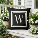 Svart och Vit Klassisk Fyrkantig Monogram Kudde<br><div class="desc">Designa din egen anpassade kastkudde i valfri färgkombination för att perfekt koordinera med din heminredning i valfritt utrymme! Använd designverktygen för att ändra bakgrundsfärgen och den fyrkantiga kantfärgen, eller lägg till din egen text för att inkludera ett namn, monograminitialer eller annan speciell text. Varje kudde är tillverkad på beställning bara...</div>