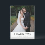 Svart och vit klassisk typografi, foto Bröllop Tack Kort<br><div class="desc">Skicka ett tack till familj och vänner för att de närvarar vid din speciella dag med anpassadet bröllop tack för ditt platta kort. Den har klassisk typografi och strippade accenter. Anpassa genom att lägga till foton och detaljer i bröllop. Tack vare det här elegant bröllop-kortet finns det i andra kartonger....</div>