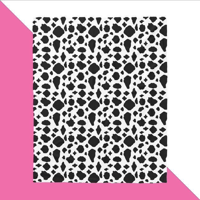 Svart och vit ko mönster landsbygd fleecefilt (A blanket with a black and white cow pattern.)