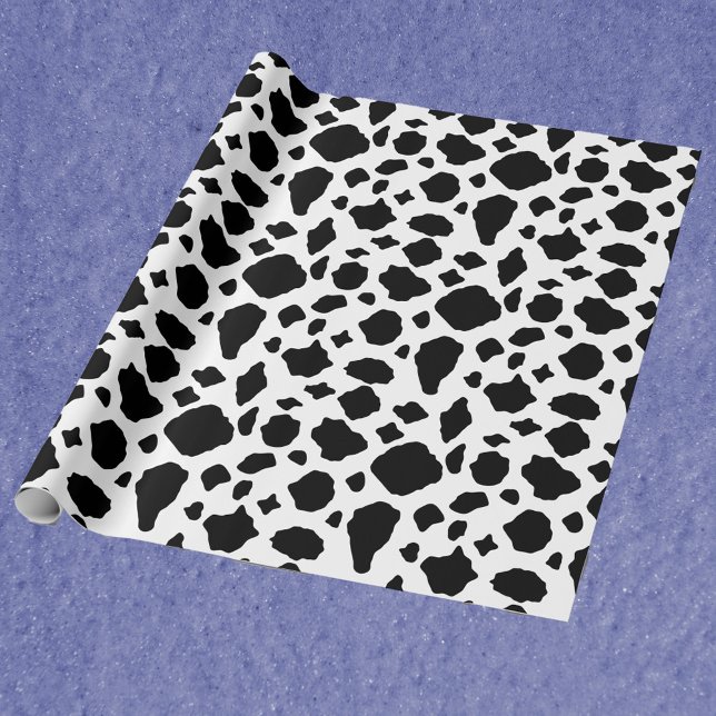 Svart och vit ko tryckmönster presentpapper (A wrapping paper with a black and white cow print.)
